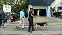 Unit intelijen lokal (LIU) Noida bersama dengan pasukan anjing memeriksa keamanan menjelang hari kemerdekaan di pasar sektor 18, pada Sabtu (13/8/2022) di Noida, India. (Sunil Ghosh/Getty Images)
