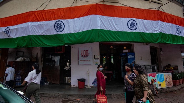 Persiapan Warga India Saat Menyambut Kemerdekaan MUMBAI, INDIA AUGUST 13: Students of Shivaji Shikshan Sanstha participate in the Azadi ka Amrit Mahotsav campaign to mark the 75th anniversary of India's Independence Day celebrations on their school premises at Ghatkopar, on August 13, 2022 in Mumbai, India. (Photo by Pratik Chorge/Hindustan Times via Getty Images)
