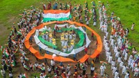 Para siswa Shivaji Shikshan Sanstha berpartisipasi dalam kampanye Azadi ka Amrit Mahotsav untuk menandai peringatan 75 tahun perayaan Hari Kemerdekaan India di lingkungan sekolah mereka di Ghatkopar, Sabtu (13/8/2022) di Mumbai, India.(Pratik Chorge/Getty Images)
