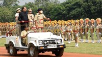Hakim Distrik Patna Chandrashekhar Singh mengendarai jip selama gladi bersih untuk acara Hari Kemerdekaan di Gandhi Maidan pada Sabtu (13/8/2022) di Patna, India. (Santosh Kumar/Getty Images)