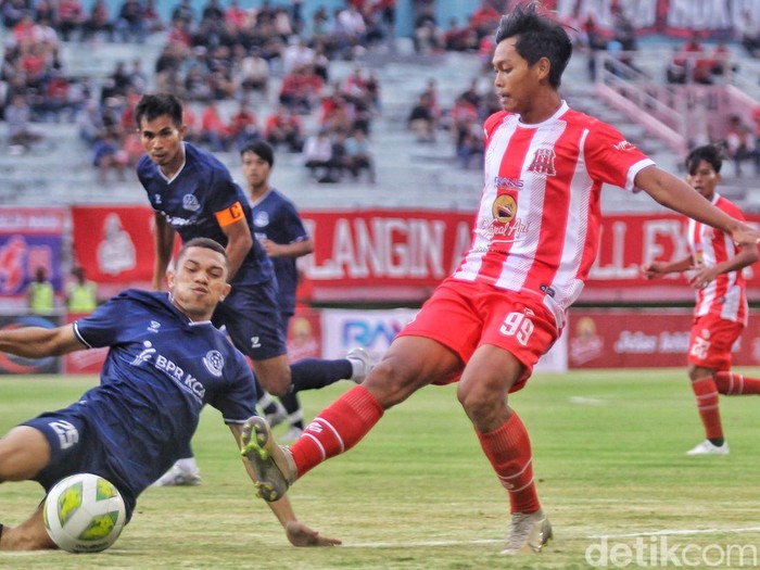 Pertandingan Deltras FC vs Persipa Pati di GOR Delta Sidoarjo