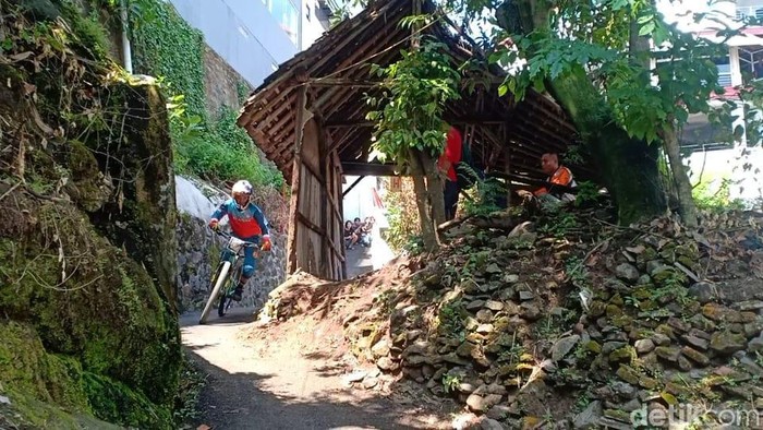 Pesepeda menuruni jalur urban downhill di Semarang, Minggu (14/8/2022).