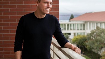 Para pendiri dan pegawai PayPal mendirikan beberapa perusahaan teknologi terkenal, dari Tesla, SpaceX, LinkedIn, YouTube, Palantir Technologies, Kiva, Yelp sampai Yammer didirikan berkat campur tangan alumni PayPal. Saking besar pengaruhnya di jagat teknologi, majalah Fortune menjuluki mereka PayPal Mafia atau mafia PayPal. Bos tak resmi mereka adalah Peter Thiel. Foto: Getty Images