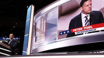 Tidak seperti umumnya pentolan teknologi, Peter Thiel adalah anggota Partai Republik. Dia adalah pendukung Donald Trump dan pada 2016, memberikan donasi USD 1,25 juta pada kampanye Trump menjadi presiden AS. Setelah Trump jadi presiden, Thiel masuk tim transisi presiden. Foto: Getty Images