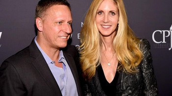 Bersama kolega perempuannya. Thiel diketahui adalah seorang gay. Thiel pernah mengatakan bahwa ada tiga hal yang dapat kita lakukan ketika mendekati kematian. Kalian dapat menerimanya, kalian dapat menolaknya, atau kalian bisa melawannya, ujarnya. Foto: Getty Images