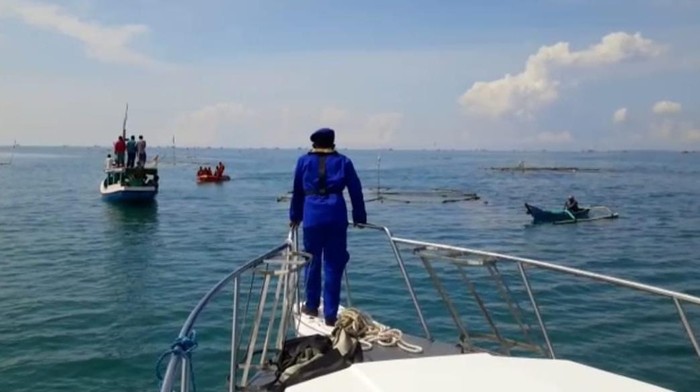 Petugas Polair Polda Jatim saat mencari KLM Cinta Kembar