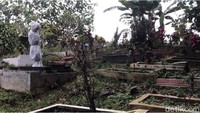 Pemandangan tak biasa itu terjadi di tempat pemakaman umum (TPU) Pangkalan, Kecamatan Baros, Kota Sukabumi. Ada tiga pocong-pocongan berdiri di atas makam yang keberadaannya sontak mengagetkan pejalan kaki dan pengendara yang melintas ke area pekuburan tersebut. (Foto: Siti Fatimah/detikJabar)