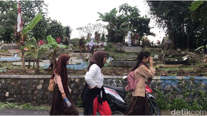 Pocong buatan di Sukabumi untuk memperingati HUT ke-77 Kemerdekaan RI.