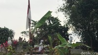 Meski hanya hiburan, ternyata salah satu pocong-pocongan tersebut dibungkus menggunakan kain kafan, sedangkan yang lain dibungkus menggunakan mukena bekas yang bagian dalamnya berisi pohon hanjuang. (Foto: Siti Fatimah/detikJabar)