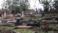 Aceng mengatakan, pemasangan pocong tak hanya sekedar hiburan semata. Pihaknya sekaligus ingin mengingatkan warga bahwa kuburan menjadi rumah peristirahatan terakhir manusia. (Foto: Siti Fatimah/detikJabar)