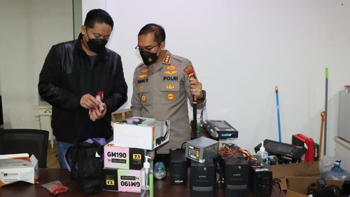 Polisi menggerebek salah satu hotel yang diduga menjadi pusat judi online di kawasan Jalan Kartika Plaza Kuta, Kuta, Bali, Sabtu (13/8/2022) malam.