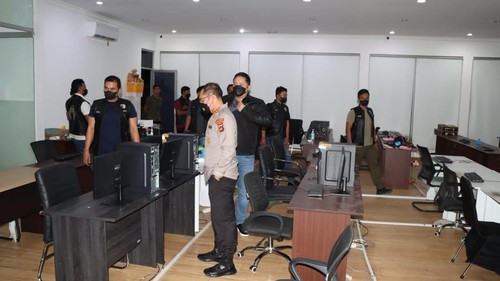 Polisi menggerebek salah satu hotel yang diduga menjadi pusat judi online di kawasan Jalan Kartika Plaza Kuta, Kuta, Bali, Sabtu (13/8/2022) malam.