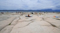 Turis yang berbondong-bondong ke danau utara yang populer pada hari Jumat untuk memulai akhir pekan panjang musim panas utama Italia menemukan pemandangan yang sangat berbeda dari tahun-tahun sebelumnya.
