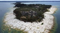 Pemandangan semenanjung Sirmione, di danau Garda. Italia Utara tidak mengalami curah hujan yang signifikan selama berbulan-bulan, dan hujan salju tahun ini turun 70%, mengeringkan sungai-sungai penting.