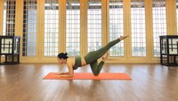 Selain melakukan Suspension Training, dia juga aktif melakukan yoga. (Foto: dok. Instagram @graniayu) 