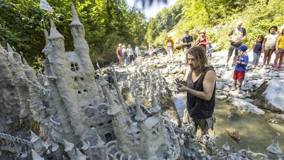Potret Seniman Swiss Bikin Kastil dari Tanah Sungai yang Kering