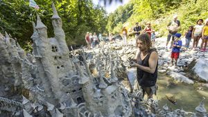 Potret Seniman Swiss Bikin Kastil dari Tanah Sungai yang Kering