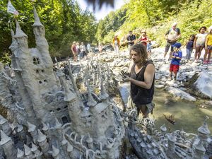 Potret Seniman Swiss Bikin Kastil dari Tanah Sungai yang Kering