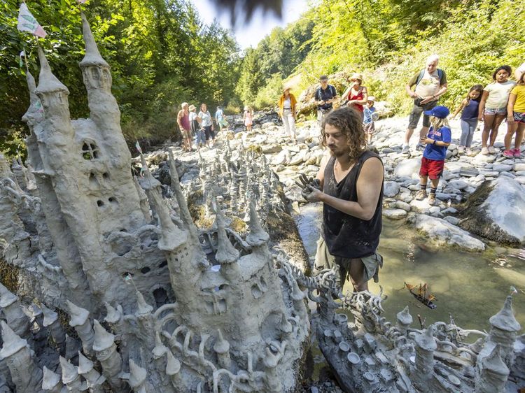 Potret Seniman Swiss Bikin Kastil dari Tanah Sungai yang Kering