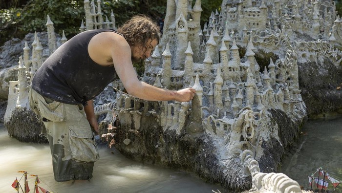 Potret Seniman Swiss Bikin Kastil dari Tanah Sungai yang Kering Land art artist Francois Monthoux works on his