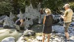 Potret Seniman Swiss Bikin Kastil dari Tanah Sungai yang Kering