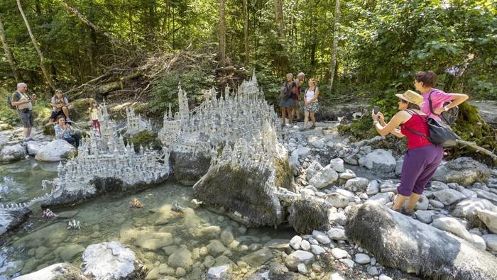 Potret Seniman Swiss Bikin Kastil dari Tanah Sungai yang Kering Land art artist Francois Monthoux works on his