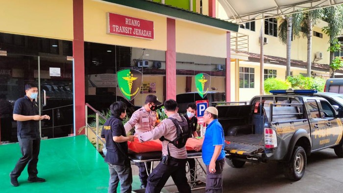 Pria ditemukan tewas di pinggir rel di Bogor dibawa ke RS Polri