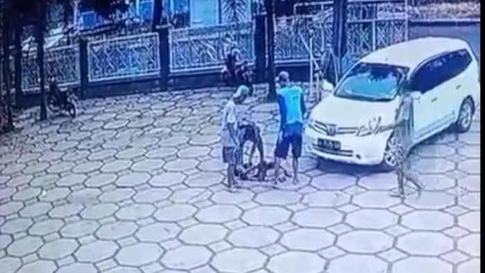 Rekaman CCTV bocah terlindas mobil di Pekalongan.