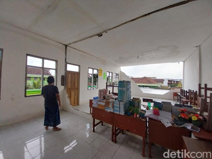 Ruangan kelas yang tembok pembatasnya ambrol kena puting beliung di Ponpes Kota Malang