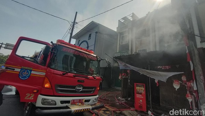 Ruko peralatan dekorasi terbakar di Depok