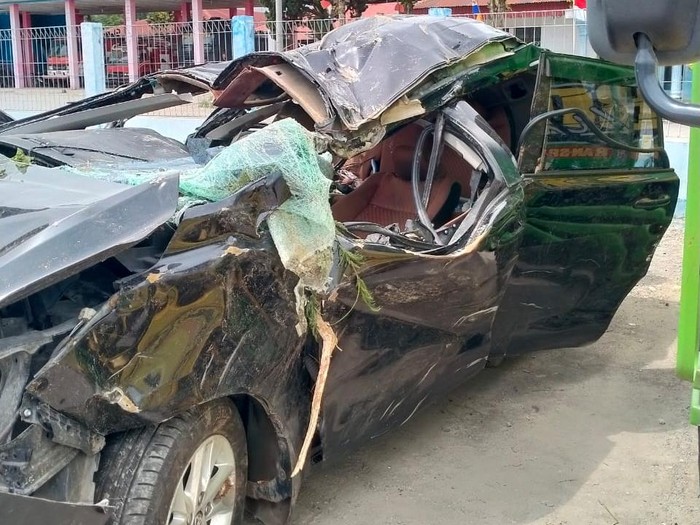 Saat peristiwa itu terjadi, di dalam mobil ada lima orang. Empat orang tewas dan satu lainnya luka-luak. Saat peristiwa itu terjadi, di dalam mobil ada lima orang. Empat orang tewas dan satu lainnya luka-luak.