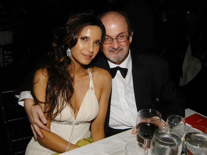 Salman Rushdie dan Padma Lakshmi Padma Lakshmi and Salman Rushdie arrive on the red carpet. (Photo by Yui Mok - PA Images/PA Images via Getty Images)