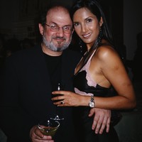 Salman Rushdie pernah berstatus suami dari chef dan model cantik Padma Lakshmi. Keduanya menikah pada 2004 setelah berpacaran selama enam tahun. (Foto: Getty Images/Rose Hartman)
