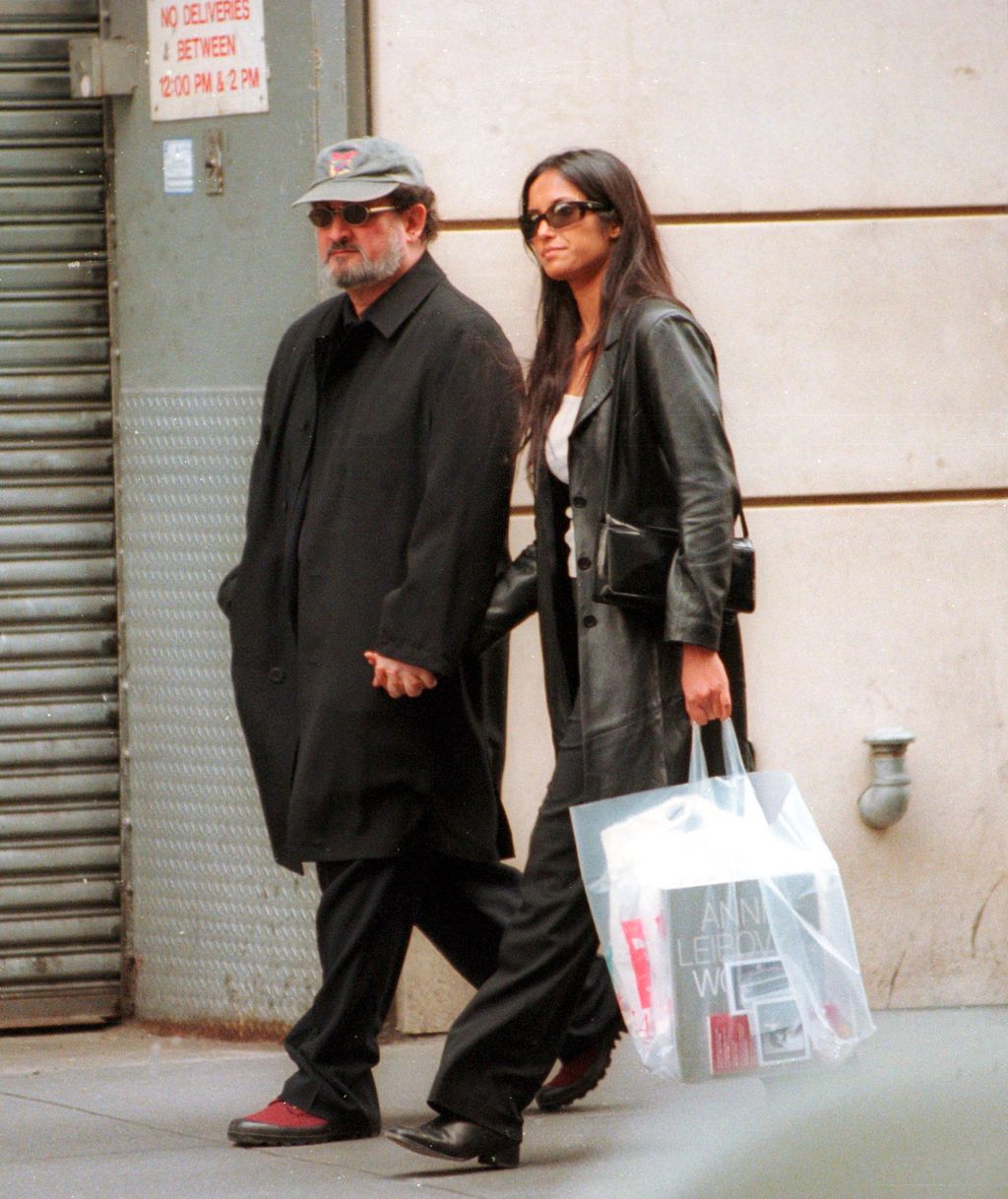 Salman Rushdie dan Padma Lakshmi ,,,,,E366847 02: ***EXCLUSIVE*** Salman Rushdie and Padma Lakshmi walk along Madison Avenue in New York City, New York, March 30, 2000. Rushdie, a celebrated author, has spent many years protected from Islamic extremists in London, but is willing to live in New York, with former Ford model and actress Lakshmi. (Photo by Arnaldo Magnani) ,,,,