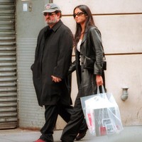 Salman disebut berjanji akan menikahi Padma setelah menceraikan istri ketiganya. Begitu cintanya, Salman mendedikasikan novel Fury yang terbit pada 2001 untuk Padwa. Padma yang 23 tahun lebih muda akhirnya resmi menjadi istri keempat novelis berdarah India tersebut. (Foto: Getty Images/Arnaldo Magnani)