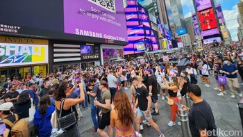 Samsung Galaxy Z Flip 3 5G hadir dengan kamera ganda di bagian luar berukuran 12 megapiksel - terdiri dari lensa wide dengan aperture f/1.8 dan lensa ultra wide dengan f/2.2 bukaan. Foto: Agus Tri Haryanto/detikINET