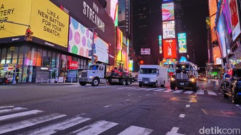 Time Square dipotret saat malam hari lewat kamera Flip 4. Foto: Agus Tri Haryanto/detikINET