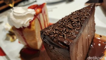 Memfoto makanan lewat kamera Galaxy Z Flip 4. Foto: Agus Tri Haryanto/detikINET