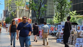 Mengabadikan suasana jalanan di Kota New York. Foto: Agus Tri Haryanto/detikINET