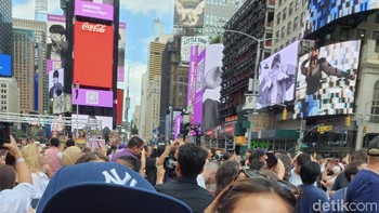 Ada juga kamera selfie 10 megapiksel di bagian dalam dengan aperture f/2.4. Ini hasil kamera selfie. Foto: Agus Tri Haryanto/detikINET