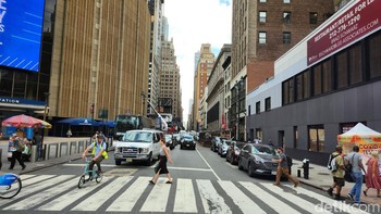 Samsung Galaxy Z Flip 4 5G hadir dengan kamera ganda di bagian luar berukuran 12 megapiksel - terdiri dari lensa wide dengan aperture f/1.8 dan lensa ultra wide dengan f/2.2 bukaan. Foto: Agus Tri Haryanto/detikINET