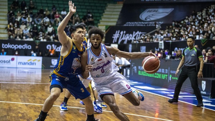 Pebasket Satria Muda Pertamina Jakarta Antoni Erga (kiri) berusaha menghadang laju pebasket Amartha Hangtuah Jakarta Ronnie Lee Boyce (kanan) saat pertandingan Playoff Liga Bola Basket Indonesia (IBL) Tokopedia 2022 di Gor C-Tra Arena, Bandung, Jawa Barat, Minggu (14/8/2022). Satria Muda Pertamina Jakarta berhasil mengalahkan Amartha Hangtuah Jakarta dengan skor 82- 75. ANTARA FOTO/M Agung Rajasa/hp.