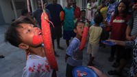 Peserta mengikuti lomba mencabut koin di Bendosari, Sawit, Boyolali, Jawa Tengah. ANTARA FOTO/Aloysius Jarot Nugroho