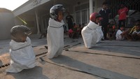 Peserta mengikuti lomba balap karung menggunakan helm di Bendosari, Sawit, Boyolali, Jawa Tengah. ANTARA FOTO/Aloysius Jarot Nugroho