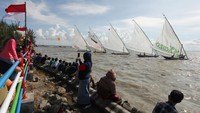 Warga menyaksikan lomba perahu layar di Pantai Kenjeran Surabaya, Jawa Timur. Lomba yang diikuti 37 perahu nelayan tersebut untuk memeriahkan peringatan HUT ke-77 Kemerdekaan RI. ANTARA FOTO/Didik Suhartono