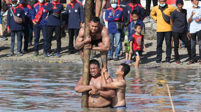 Semarak Lomba Menyambut HUT RI di Berbagai Daerah Peserta mengikuti lomba panjat pinang di THP Kenjeran Surabaya, Jawa Timur, Sabtu (13/8/2022). Pemkot Surabaya menggelar beragam lomba yang diikuti seluruh jajaran Organisasi Perangkat Daerah (OPD) Pemkot Surabaya, TNI dan Polri serta masyarakat untuk menyemarakkan peringatan HUT ke-77 Kemerdekaan RI. ANTARA FOTO/Didik Suhartono/nym.