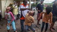 Sejumlah peserta mengikuti lomba makan kerupuk dalam rangka menyambut HUT ke-77 Kemerdekaan RI di halaman Kelurahan Langkai, Palangka Raya, Kalimantan Tengah. ANTARA FOTO/Makna Zaezar