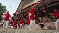 Sejumlah istri veteran dan purnawirawan mengikuti lomba lari balon di halaman Gedung Juang, Palu, Sulawesi Tengah. ANTARA FOTO/Basri Marzuki