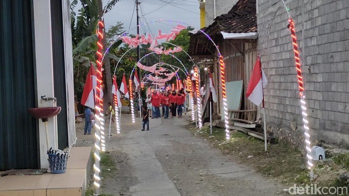 Seribuan gerbang lampu merah putih yang menghiasi Dusun Gunung Gempal, Kalurahan Giripeni, Kapanewon Wates, Kulon Progo, Sabtu (13/8/2022).