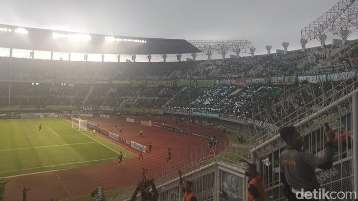 Stadion GBT tempat berlangsungnya laga Persebaya kontra Madura United
